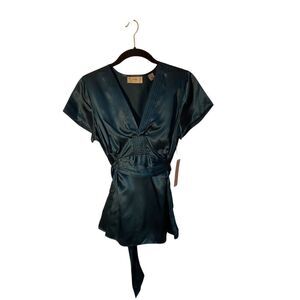 I.e. women’s hunter green 100% silk back tie blouse holiday S/M. ￼